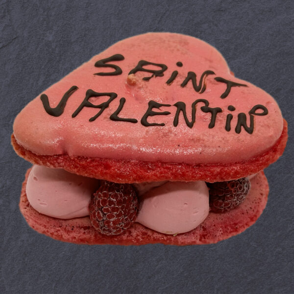 Grand macaron cœur framboise